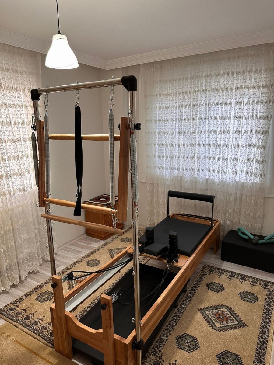 Tower reformer: metal kule üzerinde yaylar, ahşap push-through bar ve askı