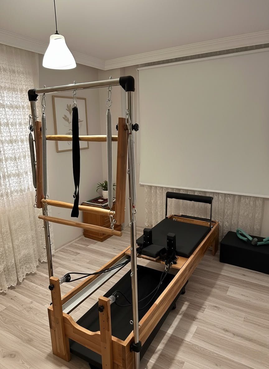 Ev ortamında laminat parkeli odaya kurulu, push-through barlı tower reformer